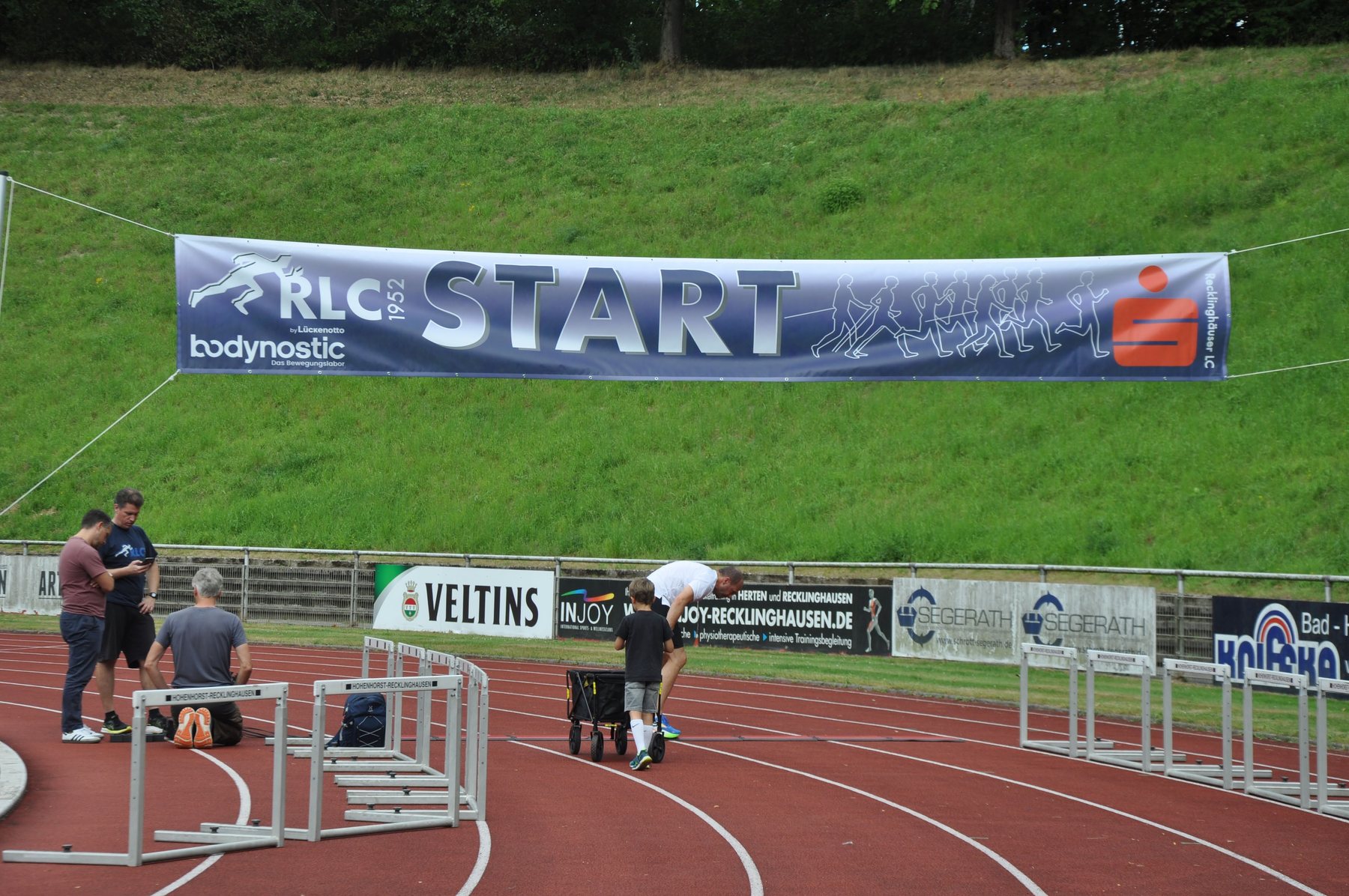 Startbanner beim Abendlauf im Stadion Hohenhorst