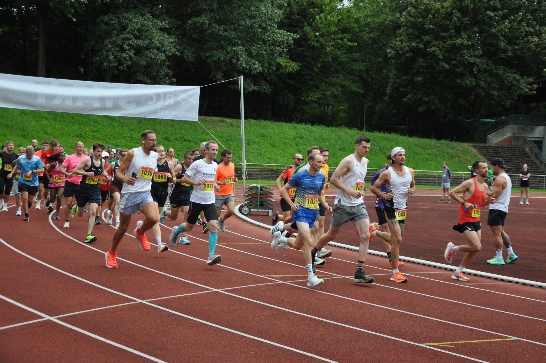 Läuferinnen und Läufer beim Start des Abendlaufs
