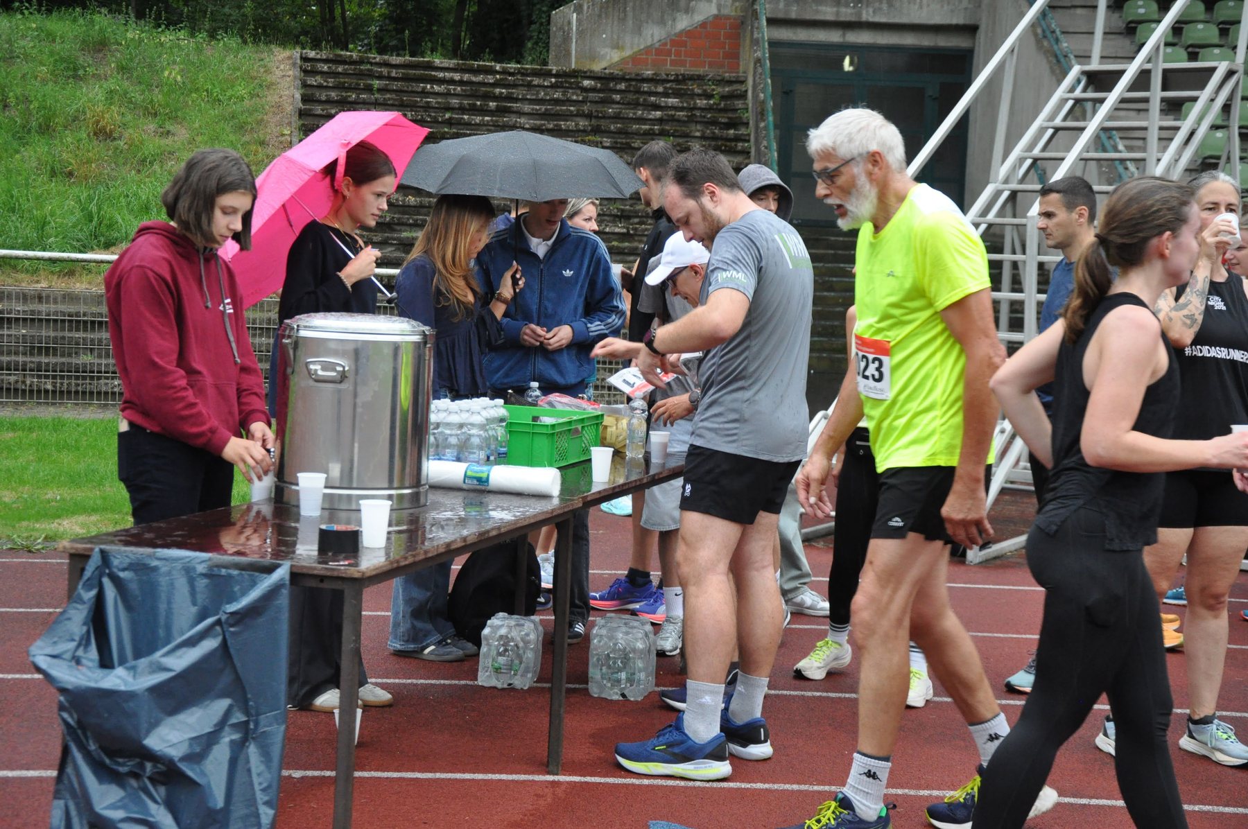 Verpflegung und Helferinnen und Helfer beim Abendlauf